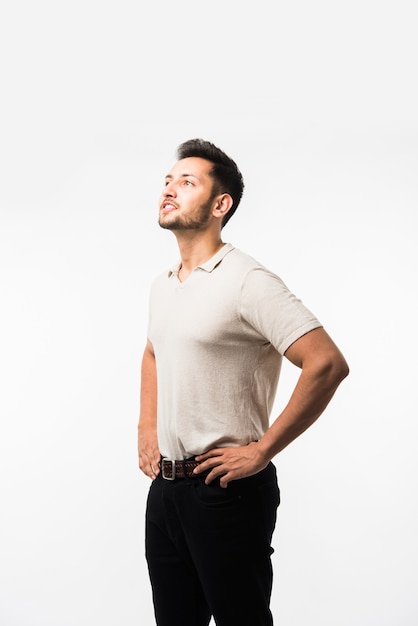 Retrato de apuesto joven asiático indio o estudiante universitario vistiendo camiseta