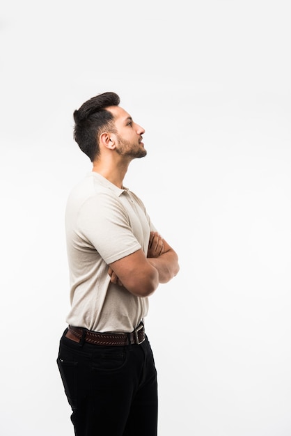 Retrato de apuesto joven asiático indio o estudiante universitario vistiendo camiseta