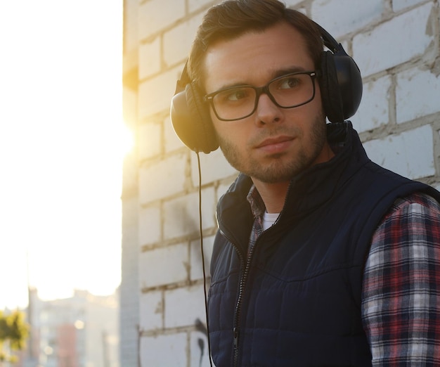 Retrato de un apuesto joven con auriculares