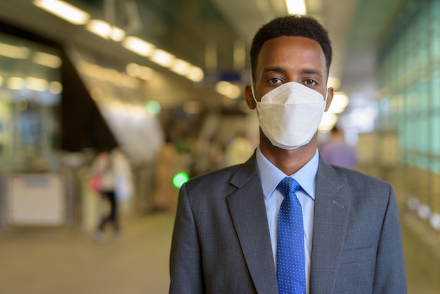 Retrato de apuesto joven empresario africano con traje y corbata