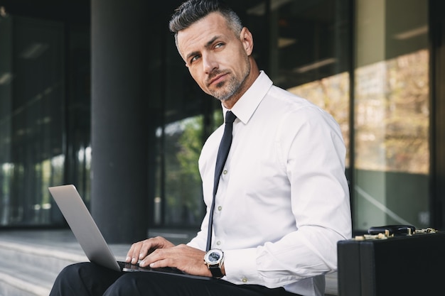 Retrato de un apuesto joven empresario