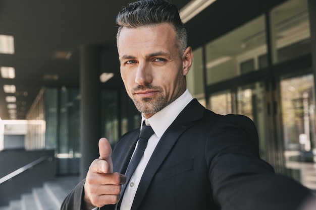 Retrato de un apuesto joven empresario