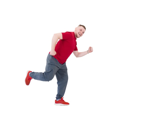 Retrato de un apuesto joven en espectáculos de ropa deportiva corriendo aislado sobre un fondo blanco.