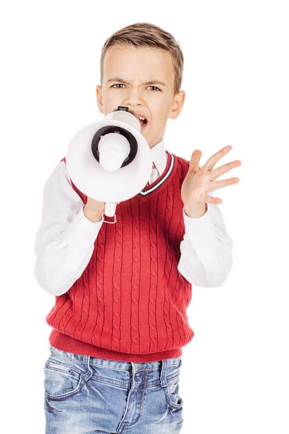 Retrato apuesto joven gritando con megáfono sobre fondo blanco de estudio xA