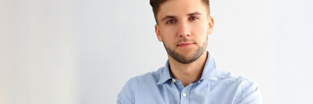 Retrato de un apuesto joven hombre de negocios posando para la cámara