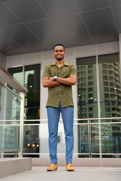 Retrato de un apuesto joven negro al aire libre en la ciudad