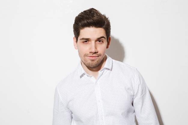 Retrato de un apuesto joven vestido con camisa