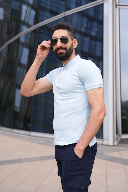 Retrato de árabe árabe joven guapo feliz musulmán barbudo con barba en ropa casual