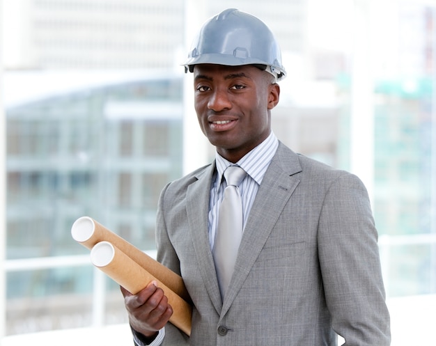 Retrato de un arquitecto masculino carismático con planos