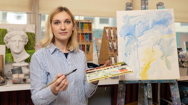 Retrato de una artista femenina en el estudioEl artista mientras trabaja