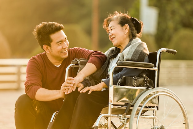 Retrato de Asia madre senior y joven hijo sonrisa y cara feliz