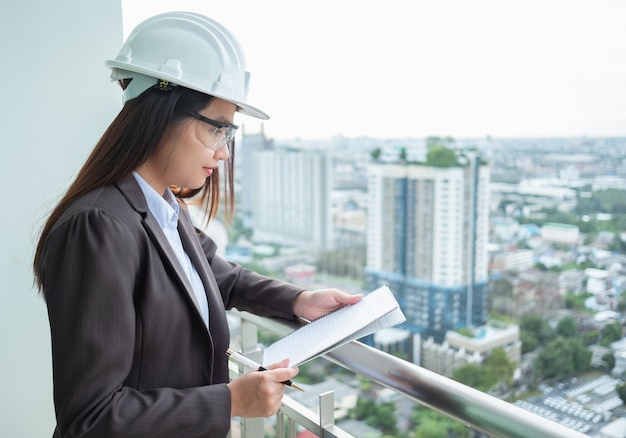 Foto retrato asia mujer ingeniero trabajando en el sitio de construcción