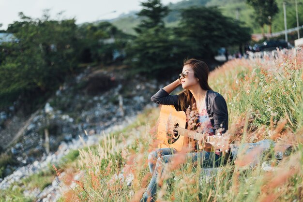 Retrato, ásia, mulheres, com, guitarra