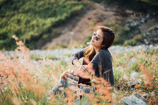 Retrato, ásia, mulheres, com, guitarra