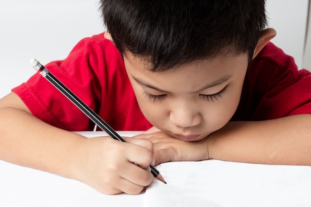Retrato de asia niño pequeño libro de escribir con lápiz