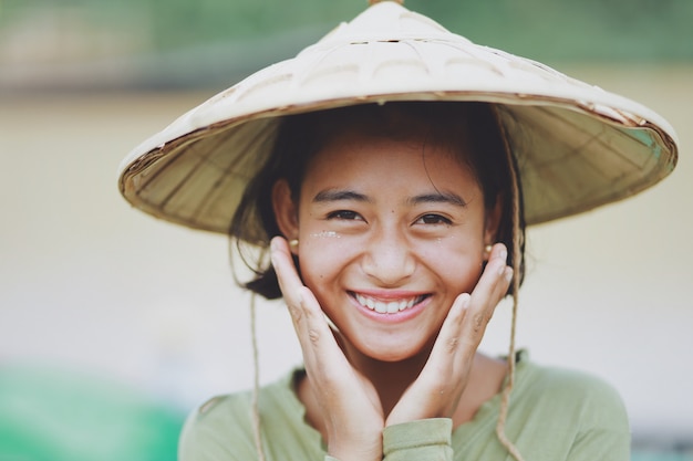 Retrato de asiática hermosa birmana agricultor en Myanmar