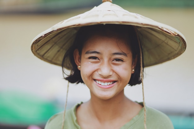 Retrato de asiática hermosa birmana agricultor en Myanmar