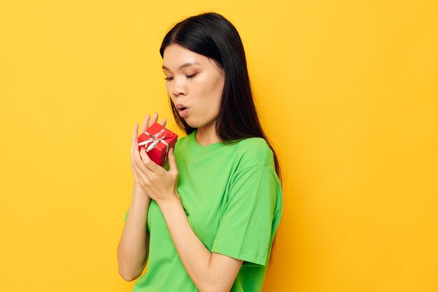 Retrato asiática linda jovem caixa de presente vermelha feliz aniversário fundo isolado inalterado