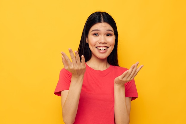 Retrato asiático hermosa mujer joven gestos con sus manos en ropa casual copyspace Estilo de vida inalterado