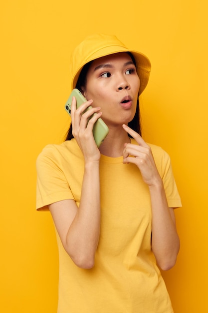 Retrato asiático hermosa mujer joven hablando por teléfono posando moda fondo aislado inalterado