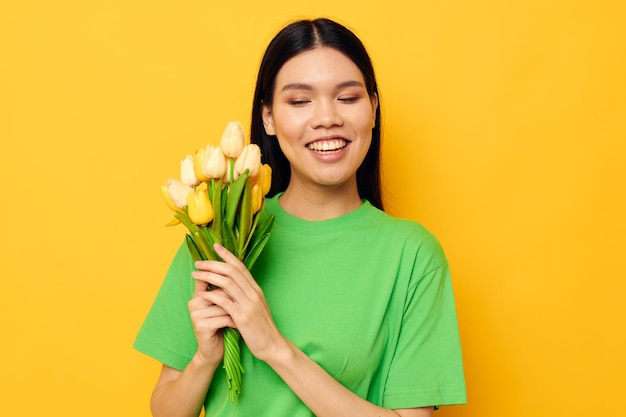 Retrato asiático hermosa mujer joven ramo de flores romance primavera posando estilo de vida inalterado