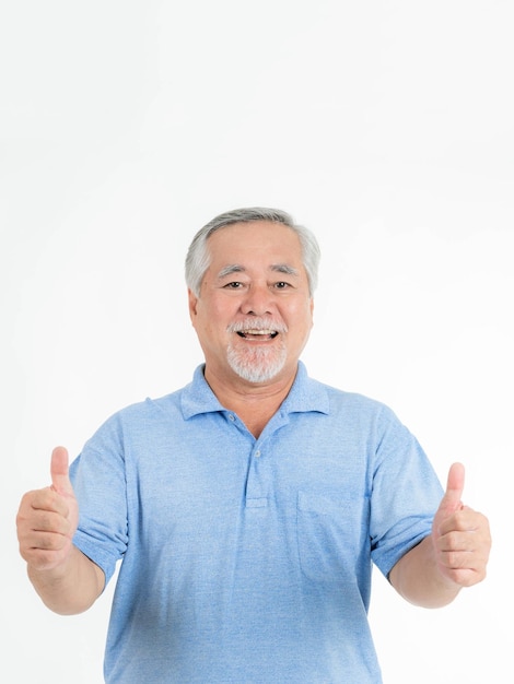 Retrato asiático idoso sente-se feliz e com boa saúde isolado no conceito masculino sênior de estilo de vida de fundo branco