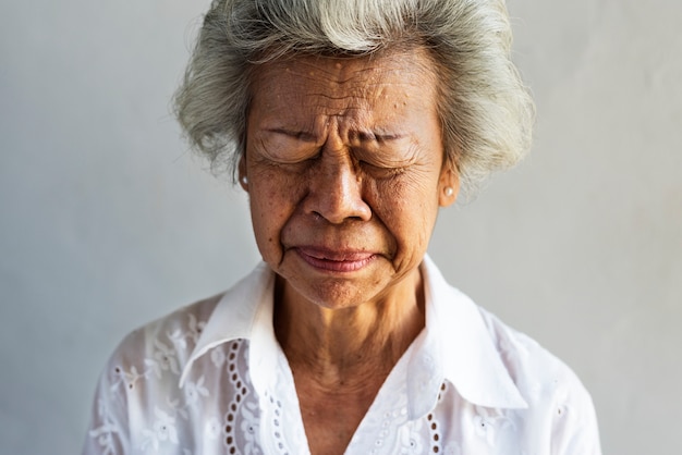 Retrato asiático mayor de la mujer