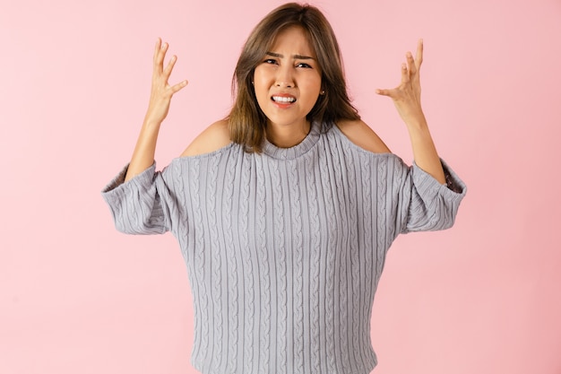 Retrato, de, un, asiático, mujer joven, enojado