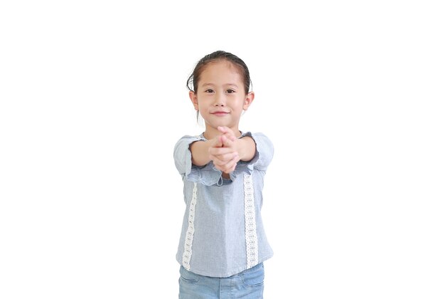 Retrato asiático niña niño expresión dedo con pistola imaginaria aislado en blanco