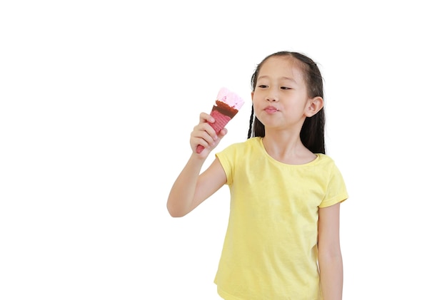 Retrato asiático niño niña comiendo helado aislado sobre fondo blanco.