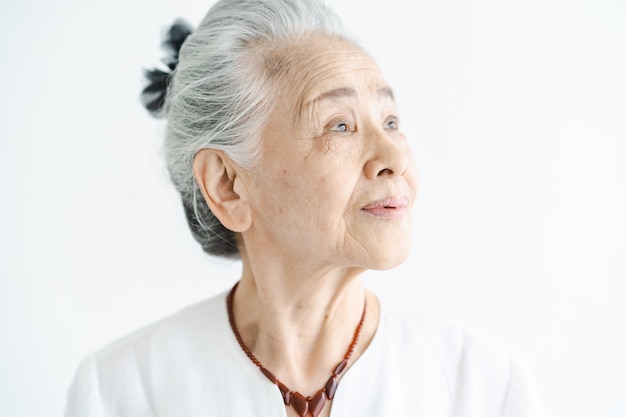 Retrato, de, asiático, pelo blanco, mujer anciana