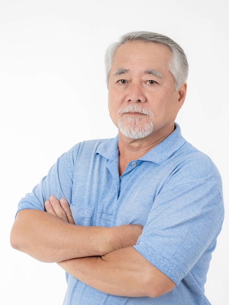 Retrato asiático sênior homem velho boa saúde isolado no conceito masculino sênior de estilo de vida de fundo branco