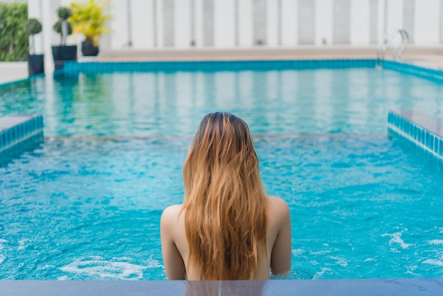 Retrato asiático sexy mujer nadando en piscinatailandia personasrelajarse tiempo