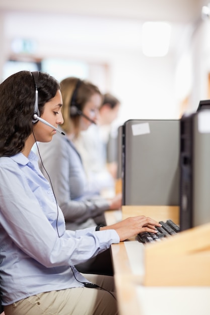 Foto retrato de un asistente de atención al cliente que trabaja con una computadora