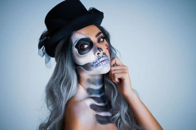 Retrato assustador de mulher com maquiagem gótica de halloween