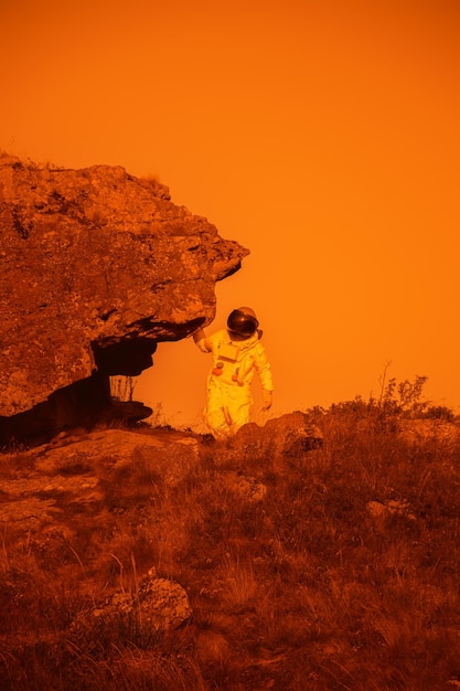 Foto retrato de un astronauta entre las rocas