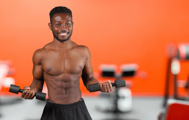 Retrato de un atleta afroamericano con el torso desnudo aislado