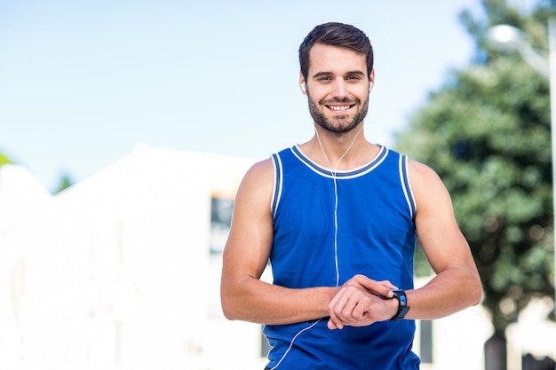 Foto retrato de un atleta guapo