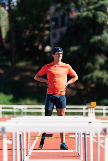 Retrato de atleta hombre discapacitado con prótesis de pierna. Concepto de deporte para discapacitados