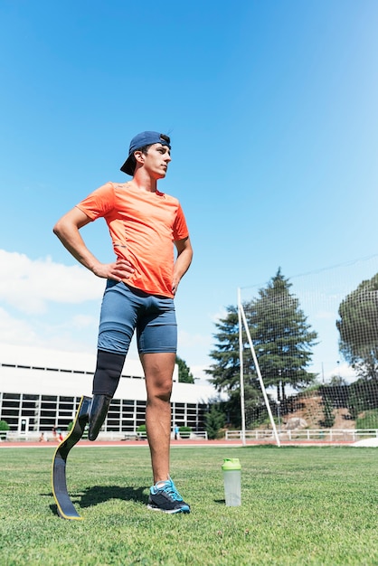 Retrato de atleta hombre discapacitado con prótesis de pierna. Concepto de deporte paralímpico.