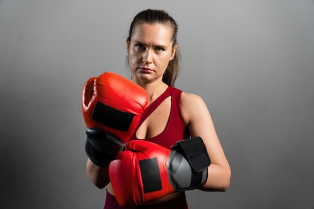 retrato, de, un, atlético, mujer, en, guantes de boxeo