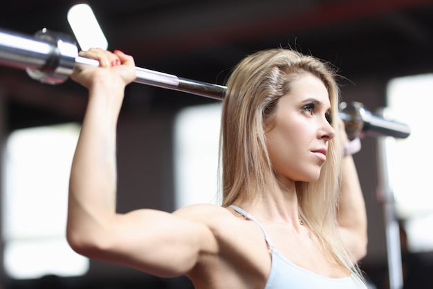 Retrato, de, un, atlético, mujer, realizar, pull-ups, en, barra