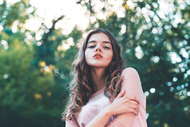 Retrato atmosférico de uma jovem mulher bonita com cabelos longos e maquiagem casual na natureza