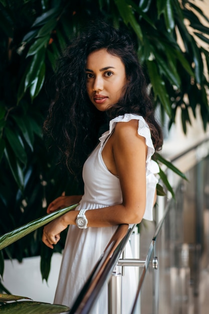 Retrato de una atractiva chica afroamericana con cabello rizado y rostro hermoso.