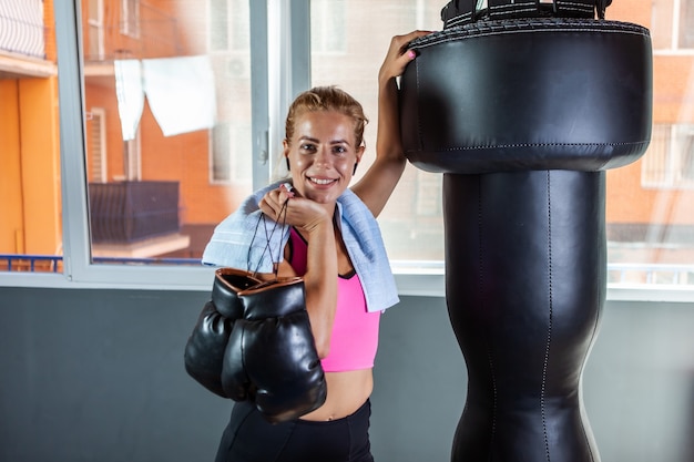 Retrato de una atractiva joven boxeadora.