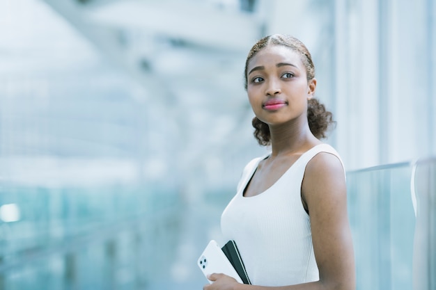 Retrato de una atractiva joven empresaria