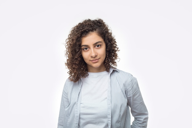 Retrato de una atractiva joven india sobre un fondo blanco.