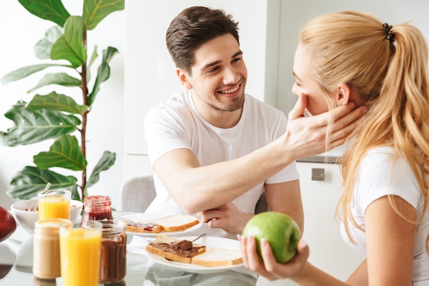 Retrato de una atractiva joven pareja enamorada