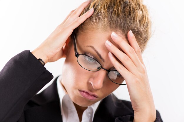 Retrato de una atractiva mujer de negocios con dolor de cabeza.