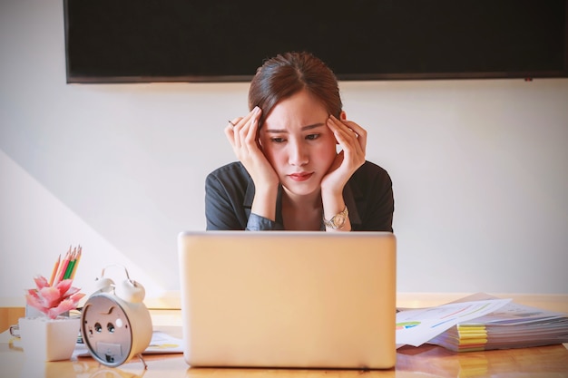 Retrato de una atractiva mujer de negocios en la oficina